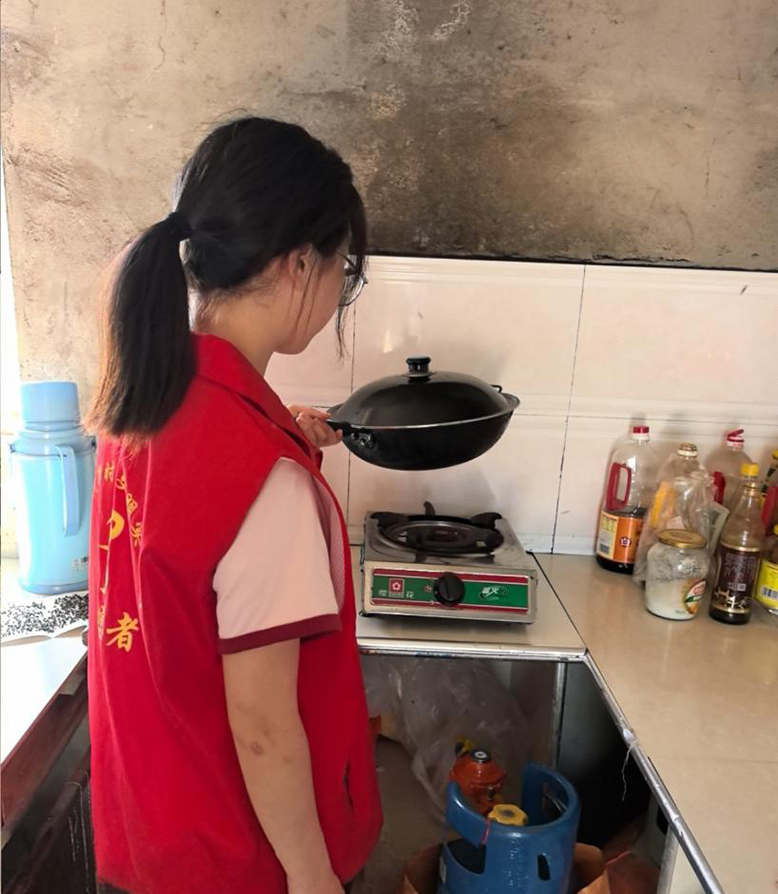 界牌鎮(zhèn)雙巨村：排查安全隱患 ?情暖孤寡老人