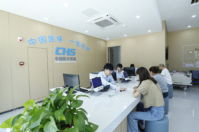 長期護理保險服務大廳工作人員向群眾介紹業(yè)務