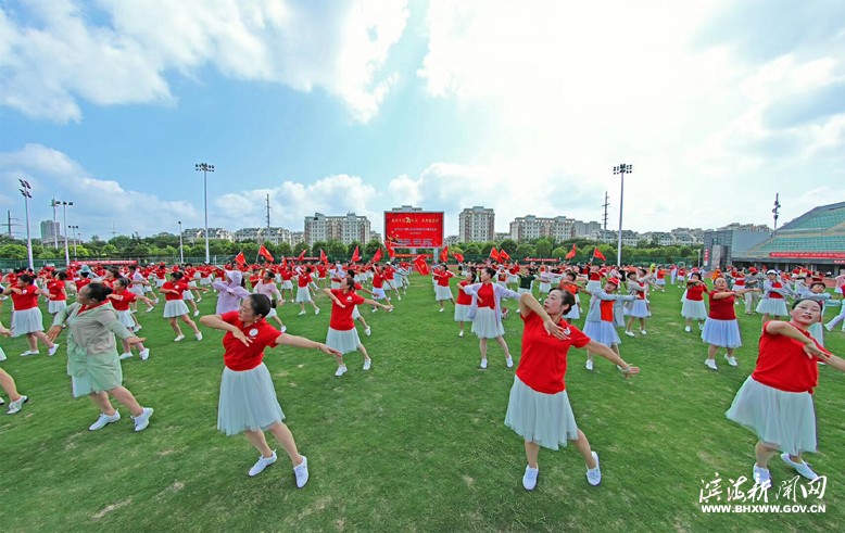 廣場(chǎng)舞愛(ài)好者齊聚縣體育中心和清水湖公園