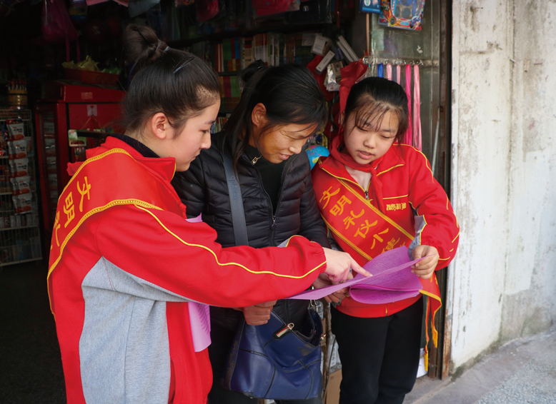 縣第二實(shí)驗(yàn)小學(xué)坎園路校區(qū)開(kāi)展“小手拉大手共創(chuàng)文明城”志愿服務(wù)活動(dòng)