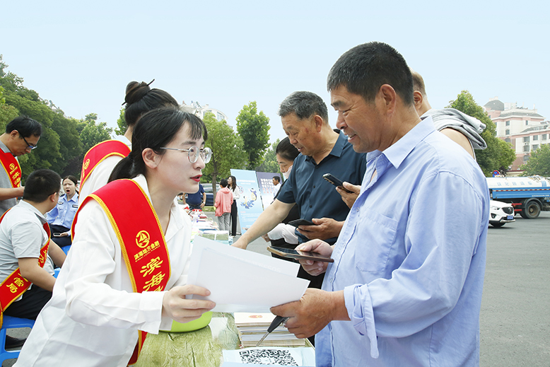 我縣舉行“守住錢袋子護(hù)好幸福家”防范非法集資及金融領(lǐng)域平安建設(shè)廣場宣傳日活動(dòng)