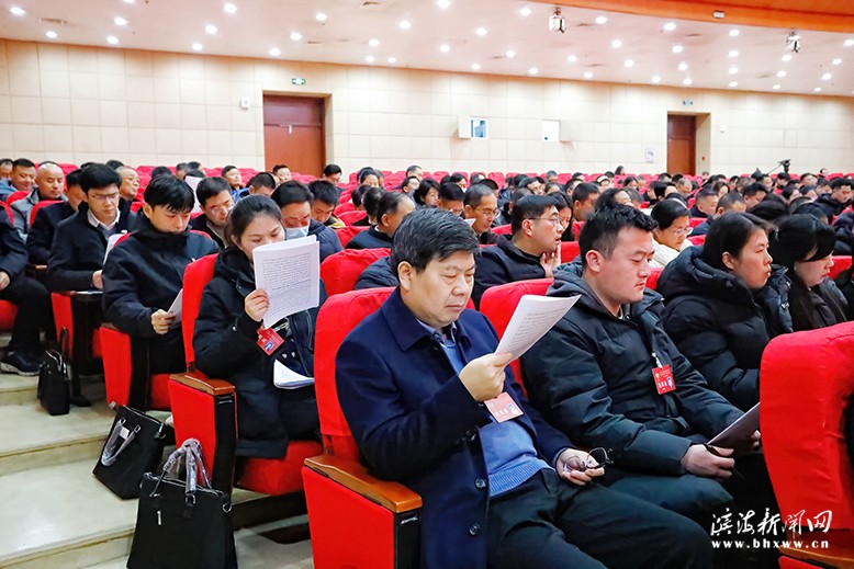 政協(xié)委員認真聆聽大會報告