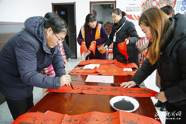 “翰墨飄香迎新春，書寫春聯(lián)送祝?！睍ɑ菝窕顒?/><div></div></div><div   id="wk8i2nq"   class=