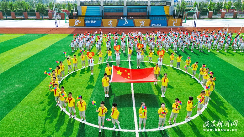 縣實驗小學(xué)育才路校區(qū)舉行喜迎新中國成立75周年慶?；顒?/><div></div></div><div   id="tj8fyjx"   class=